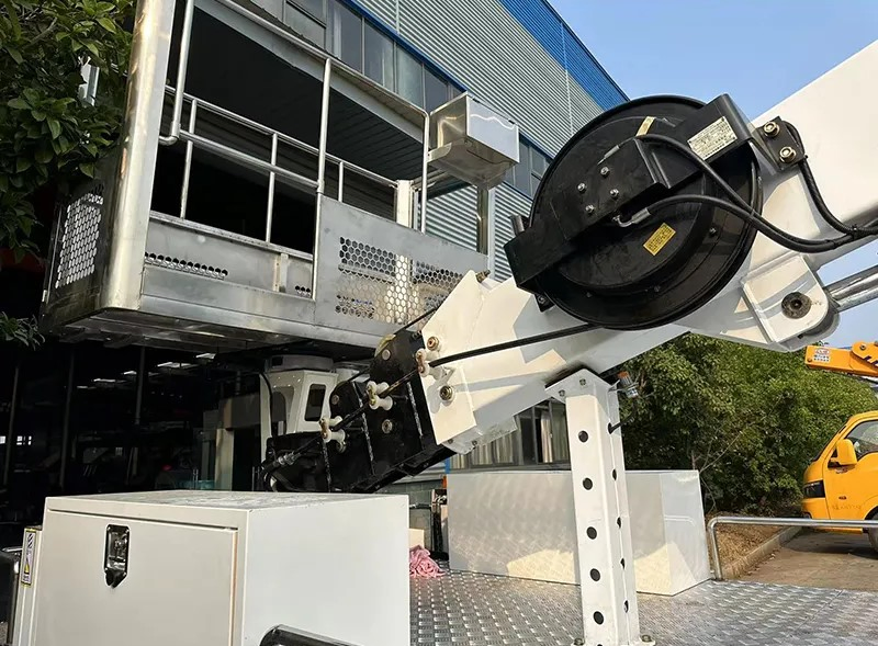 HOWO 22m Truck Mounted Boom Lift Aerial Work Platform Cherry Picker