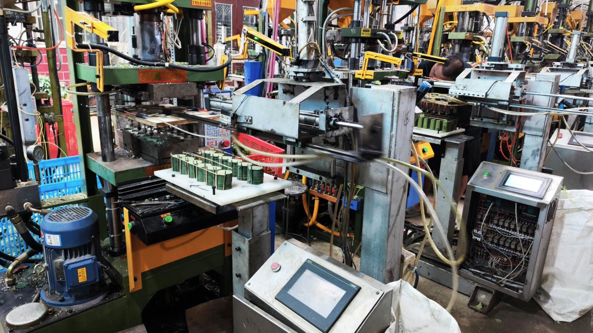 Autonomous robots in Anzi Decor smart manufacturing line