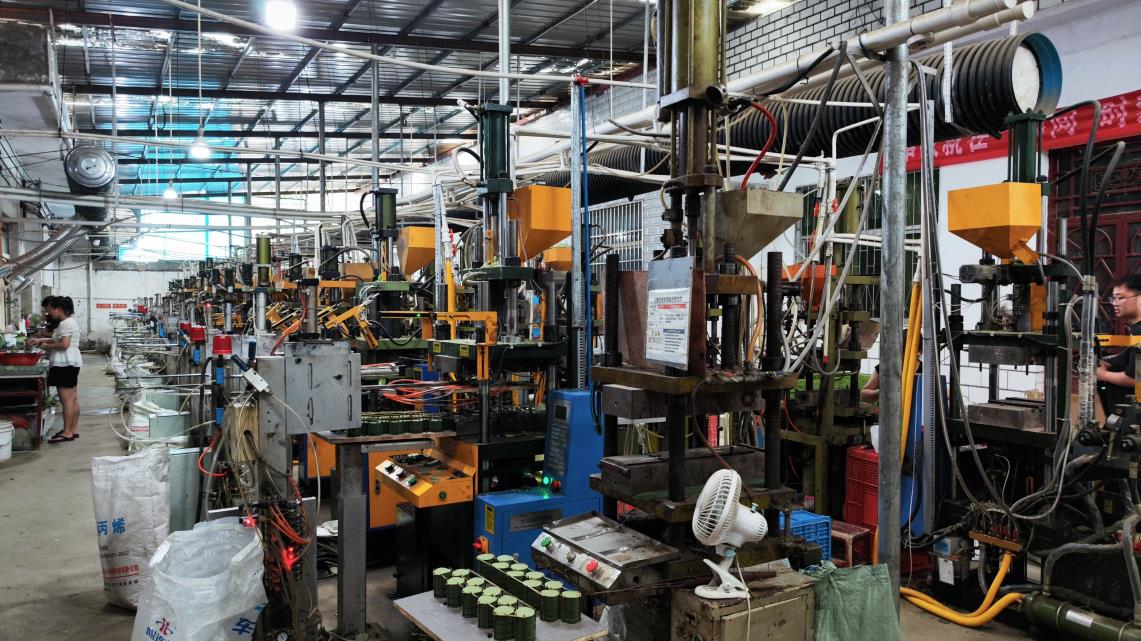 Injection molding machine in Anzi Decor ceramic production facility