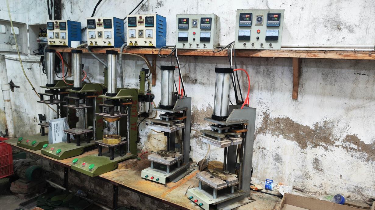 Setting machine used in ceramic manufacturing at Anzi Decor