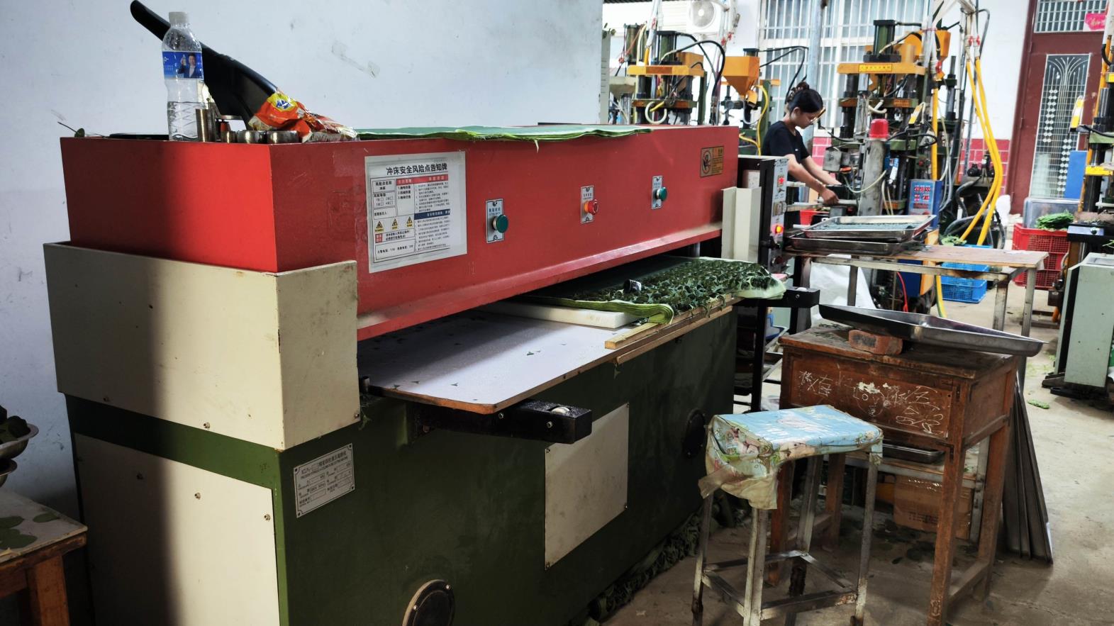 Hydraulic cutting machine for ceramic processing at Anzi Decor