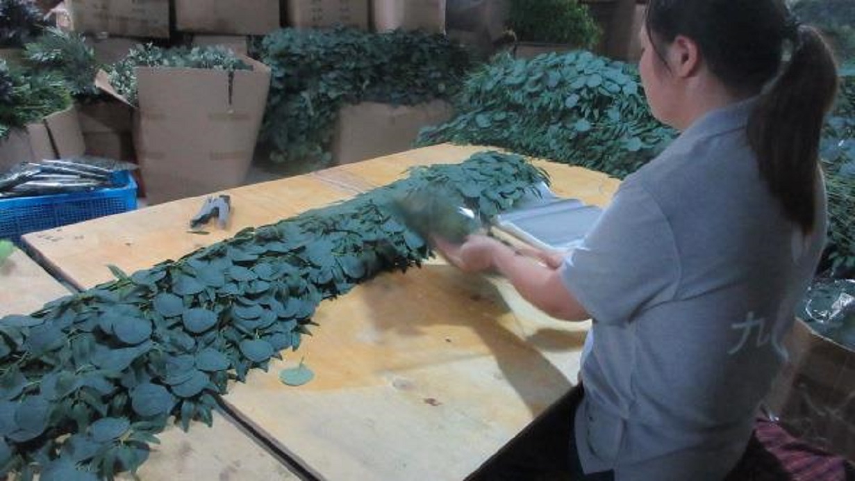 Ceramic product assembly process at Anzi Decor factory