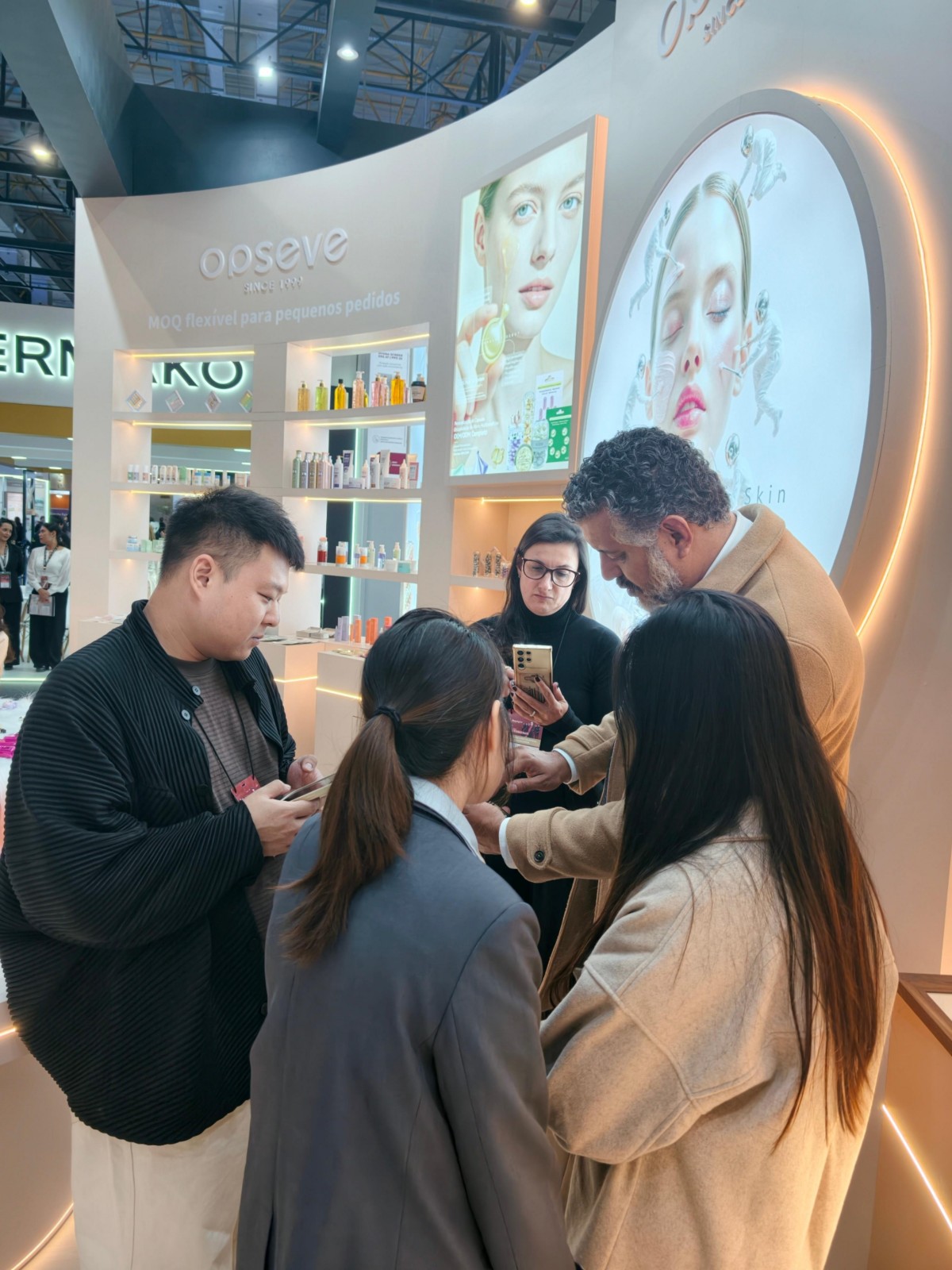 Buyer meeting at Aodai stand in Brazil