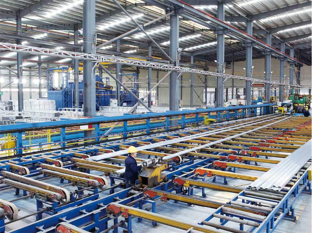 Large aluminum extrusion press 2000 ton capacity