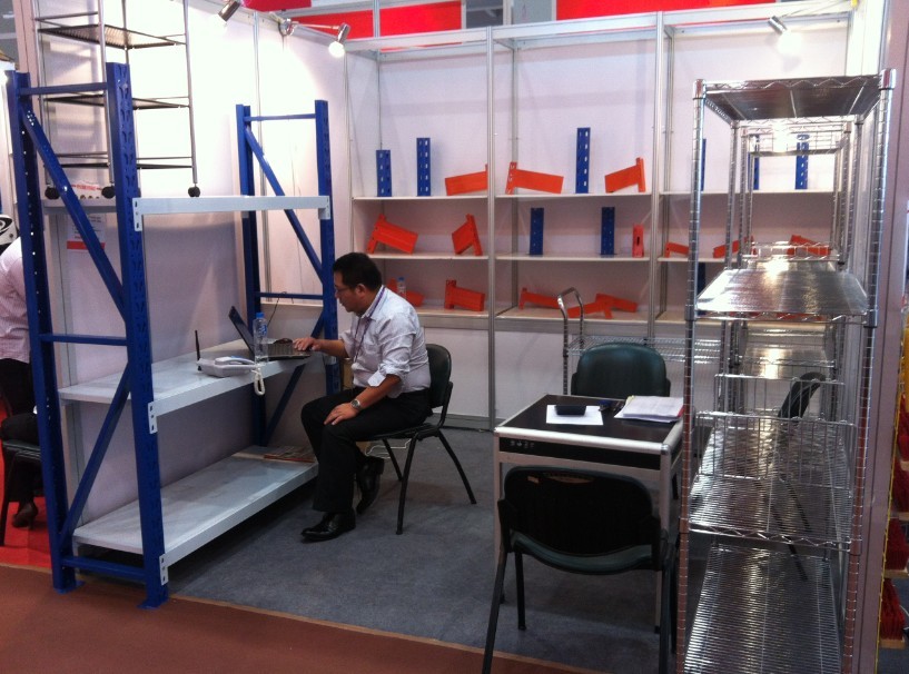 Aomeijia booth at Canton Fair international trade exhibition showcasing warehouse storage rack products