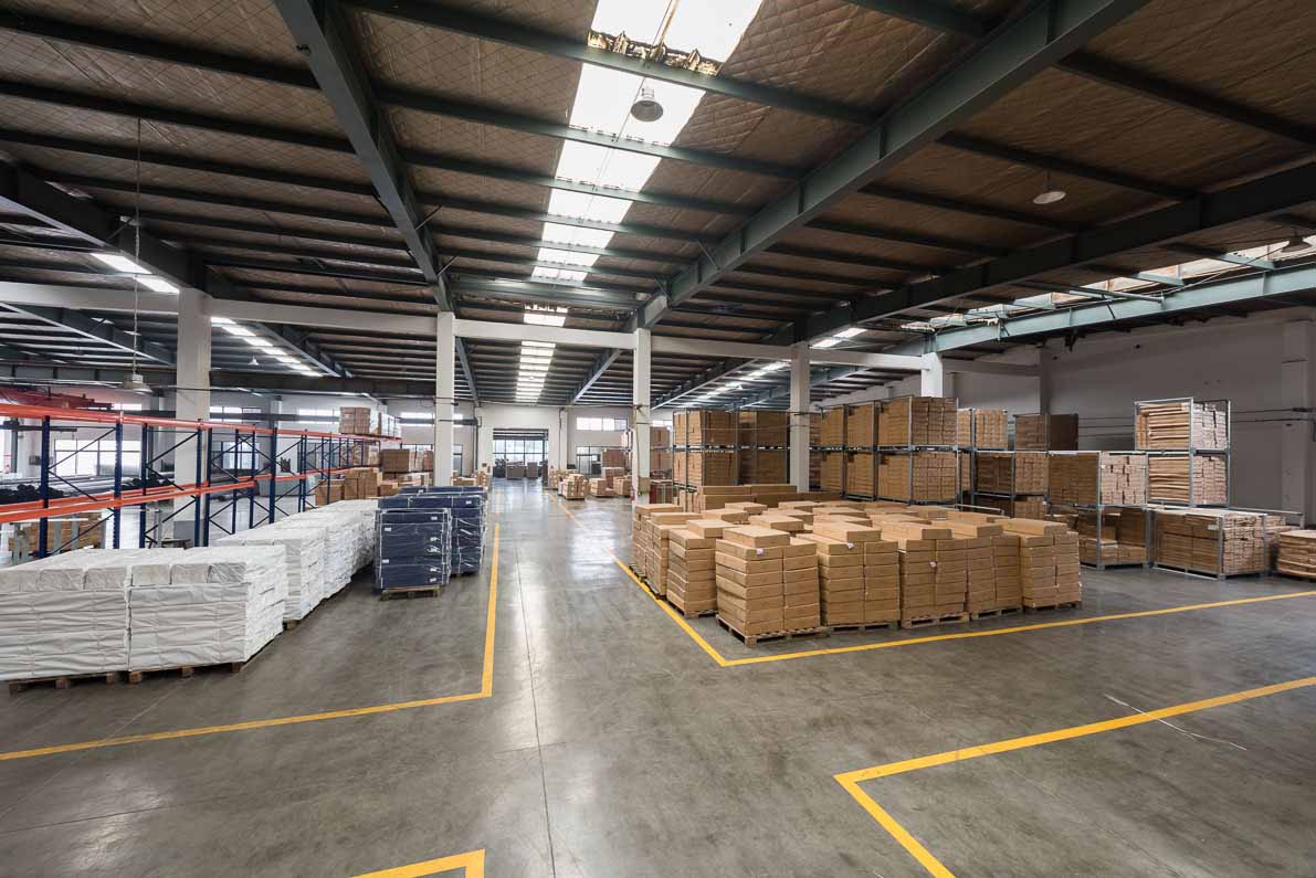 Heavy-duty pallet rack system for warehouse storage with high load capacity