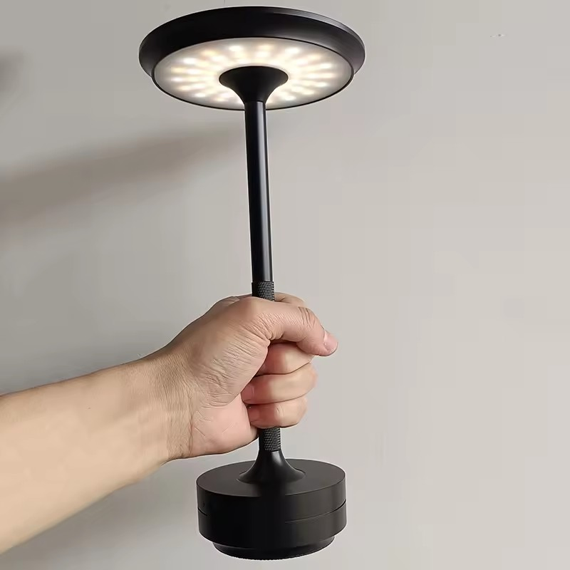 مصباح طاولة ديكور LED قابل لإعادة الشحن بدون سلك للمطاعم بتصميم أنيق من الألمنيوم المؤكسد