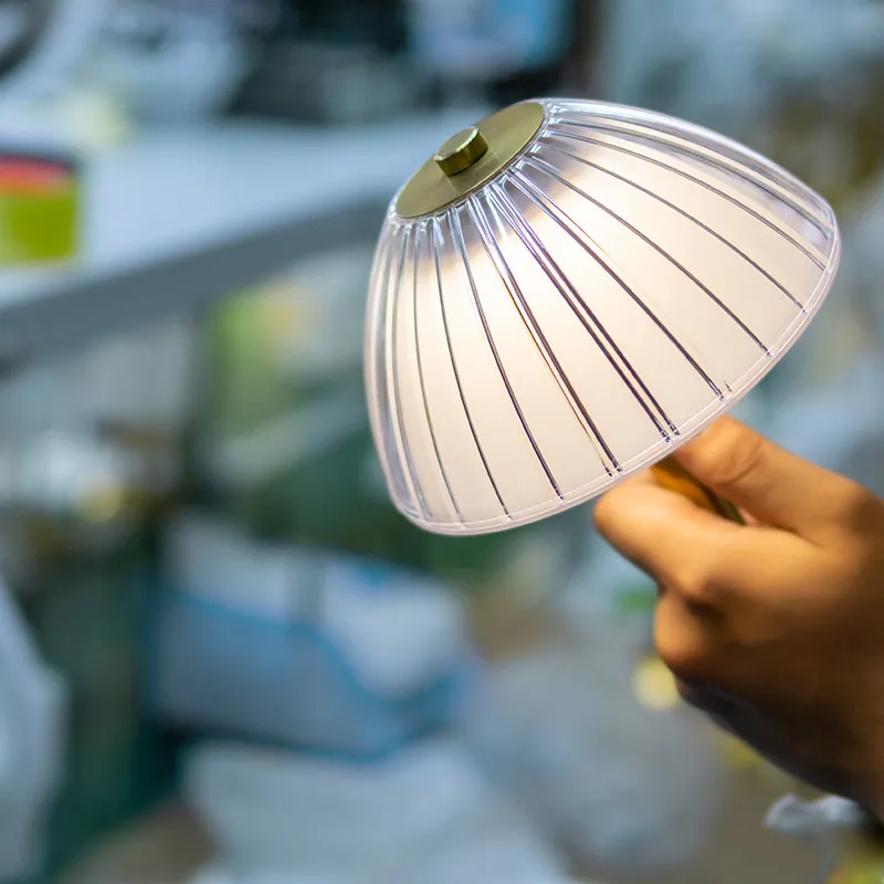 مصباح مكتب LED حديث طراز فندقي لغرفة النوم، مصباح طاولة زجاجي حديث بنمط نوردك، مصباح طاولة LED يعمل بالبطارية