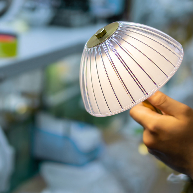 مصباح مكتب LED حديث طراز فندقي لغرفة النوم، مصباح طاولة زجاجي حديث بنمط نوردك، مصباح طاولة LED يعمل بالبطارية