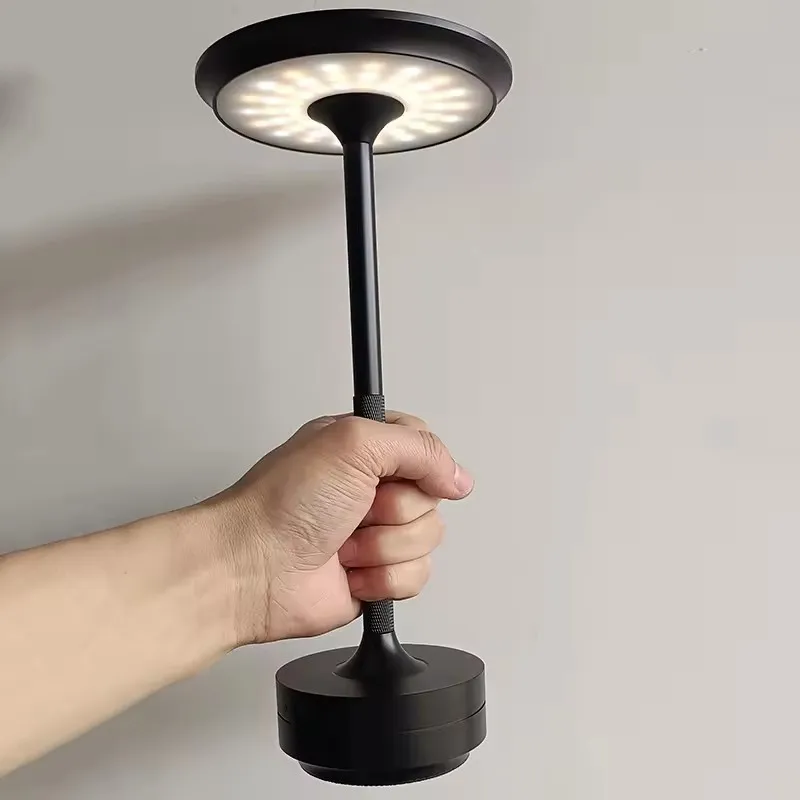 مصباح طاولة ديكور LED قابل لإعادة الشحن بدون سلك للمطاعم بتصميم أنيق من الألمنيوم المؤكسد