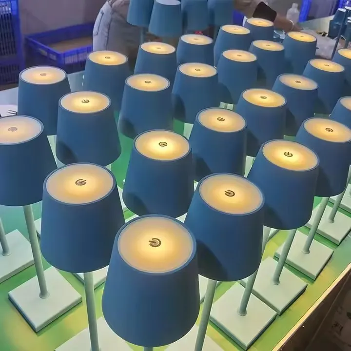مصباح طاولة LED قابل لإعادة الشحن بدون سلك على شكل فطر باللون الأحمر