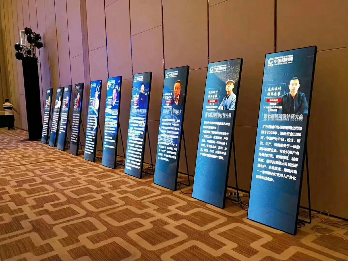 P2.5 Vertical LED Poster Advertisement Display Screen