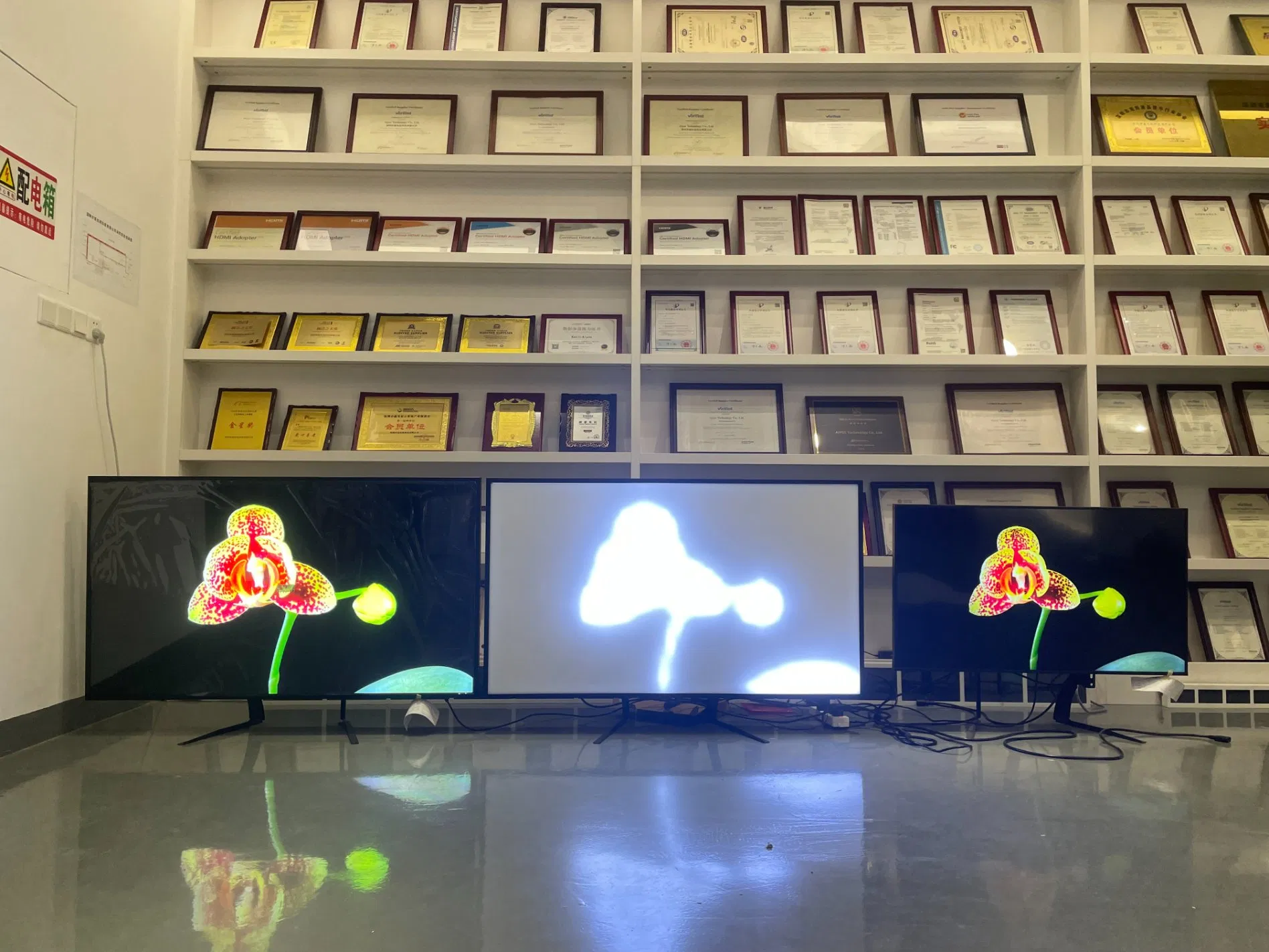 Android Advertising Digital Signage Mini LED Media Player Shop Advertising 192 Zone Local Dimming LCD Display