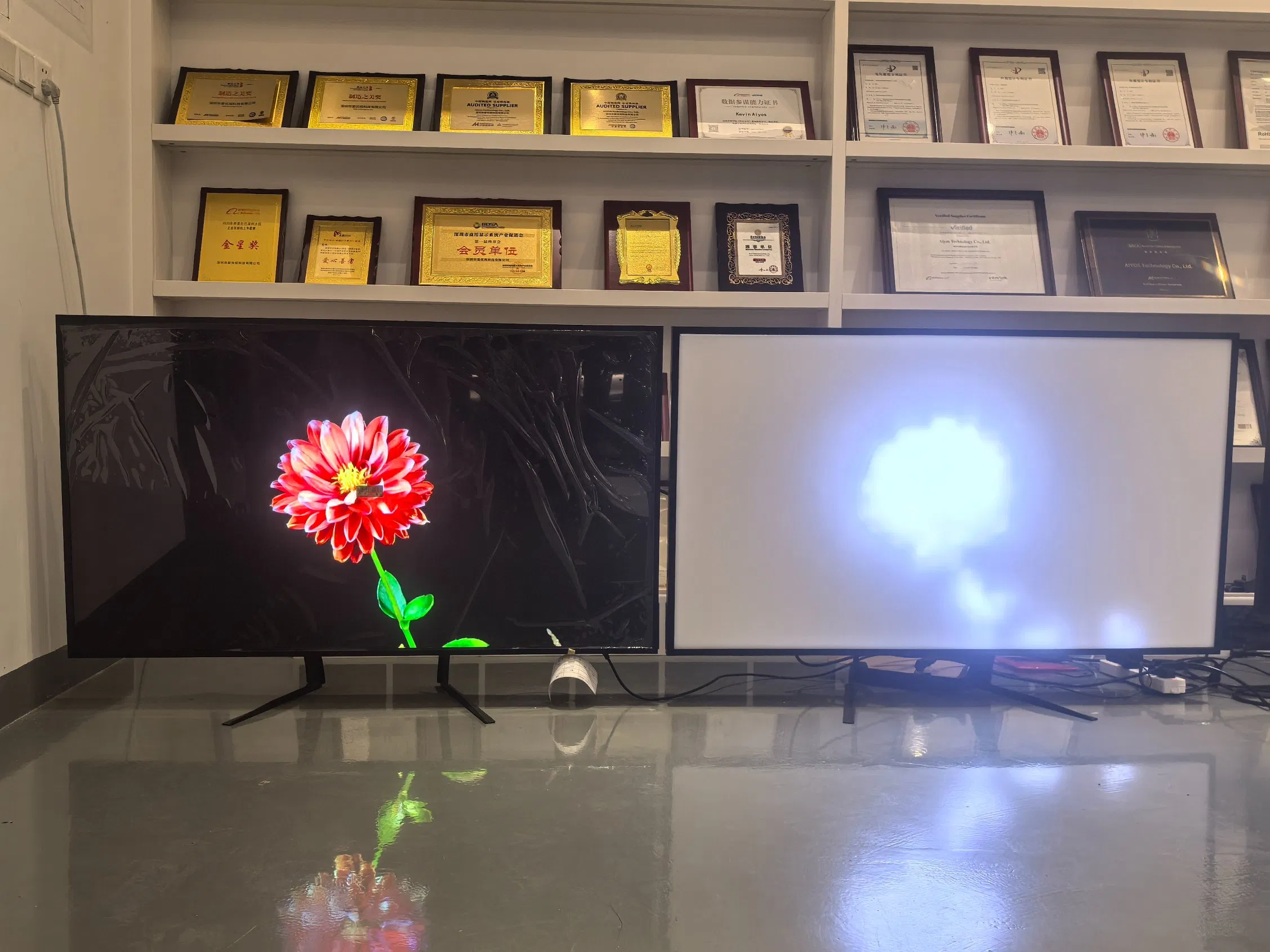 Indoor 43 Inch High Brightness Mini LED Local Dimming Digital Signage Advertising Display