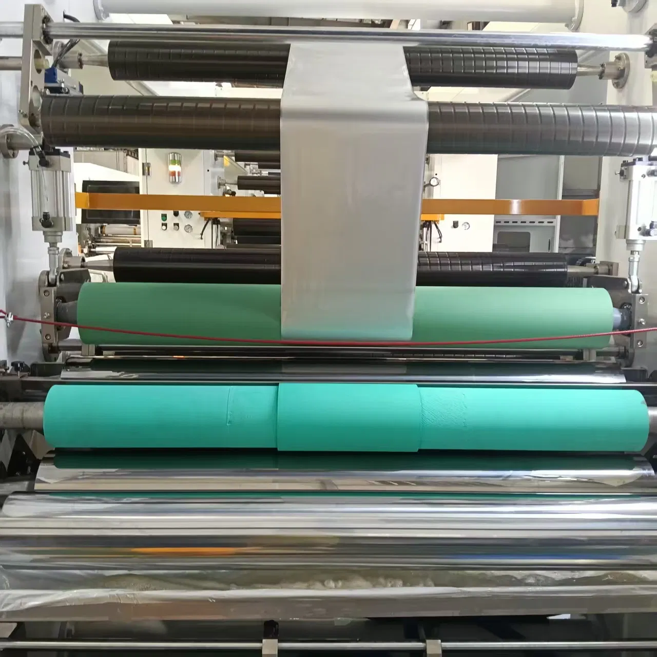 أفضل علامة تجارية لصناعة آلات laminating المتقدمة بدون مذيبات مع خلاط غراء مدمج لتغليف الأفلام الألمنيوم