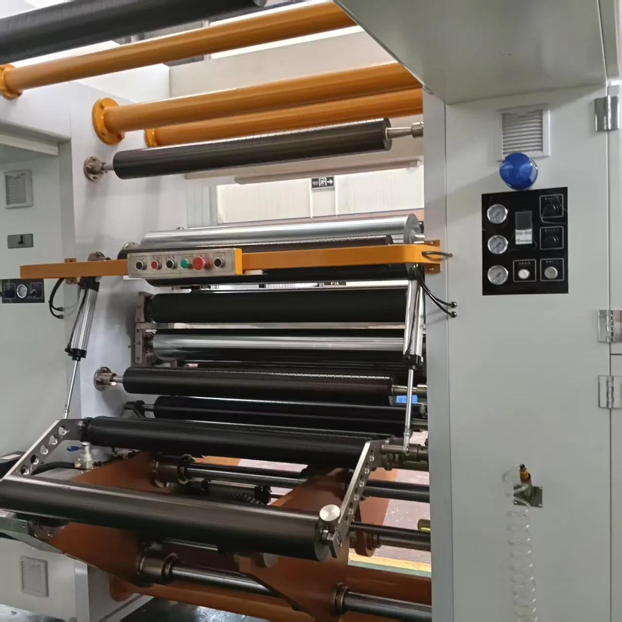 آلة laminating بدون مذيبات لصنع أكياس ورقية مع نوافذ شريطية تستخدم على نطاق واسع في تعبئة الوجبات الخفيفة سرعة 400mpm