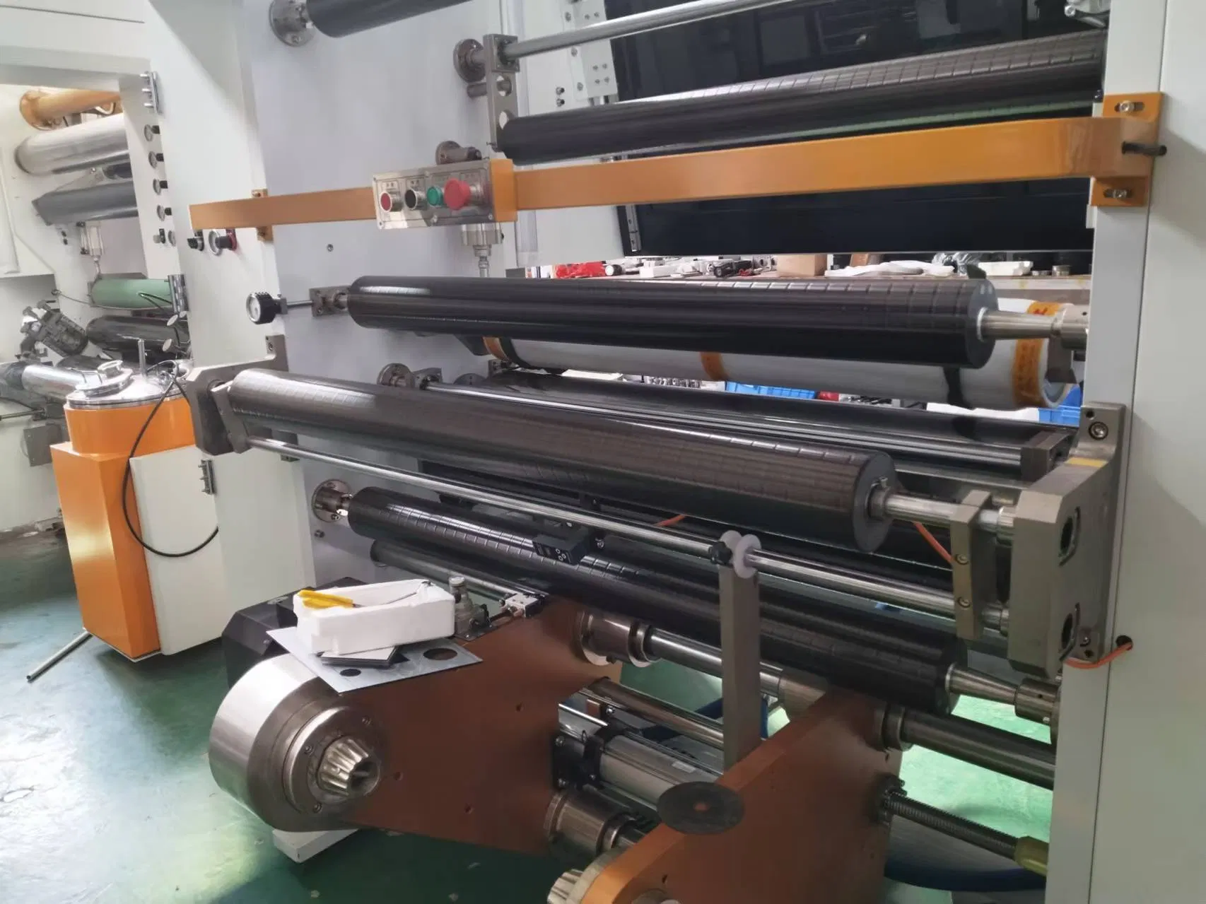 آلة laminating الصينية بدون مذيبات للأفلام المطبوعة أكياس الأكياس الورقية laminator خالي من المذيبات laminating التعبئة والتغليف المرنة للمواد الغذائية