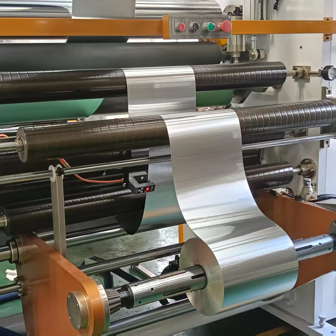 آلة laminating بدون مذيبات لصنع أكياس ورقية مع نوافذ شريطية تستخدم على نطاق واسع في تعبئة الوجبات الخفيفة سرعة 400mpm