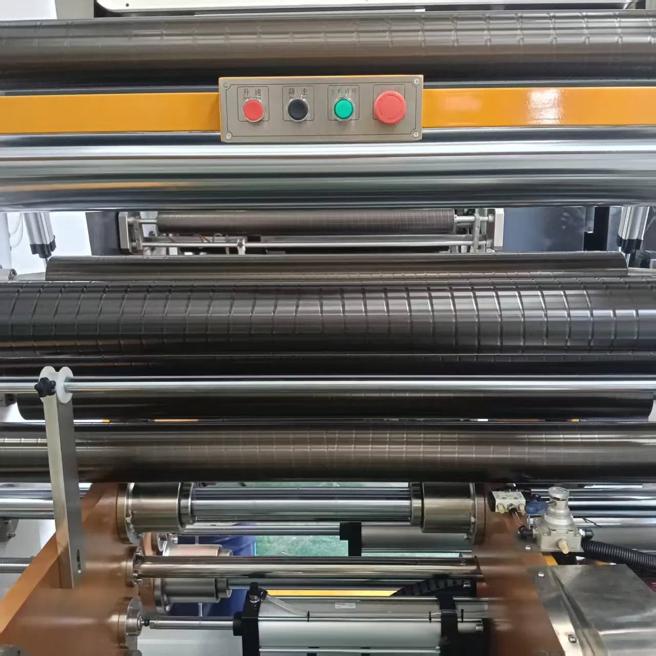 آلة laminating بدون مذيبات لصنع أكياس ورقية مع نوافذ شريطية تستخدم على نطاق واسع في تعبئة الوجبات الخفيفة سرعة 400mpm