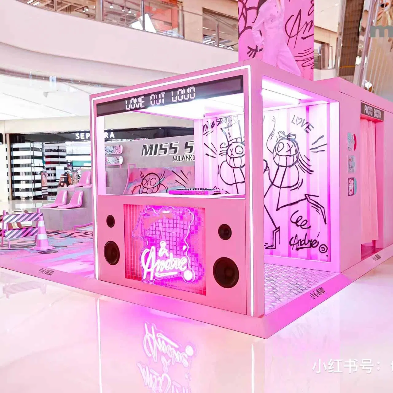 Professional Manufacturing Creative Design Visual Merchandising Window Display Props