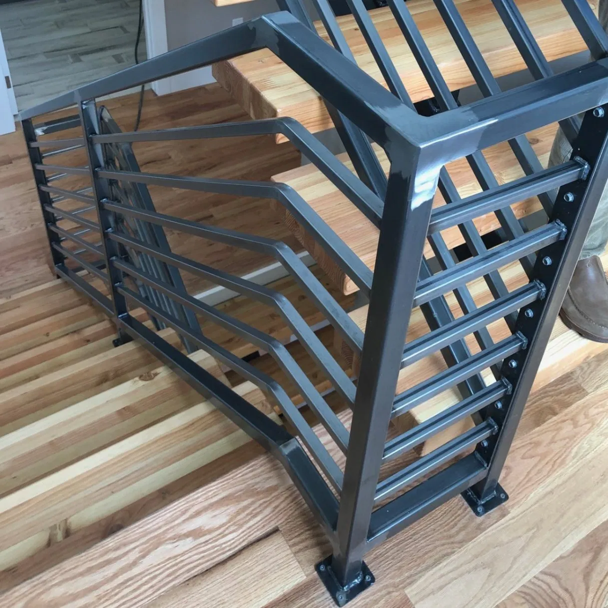 Solid Wooden Straight Stairs Step Mono Staircase Cable Railing for Stairs