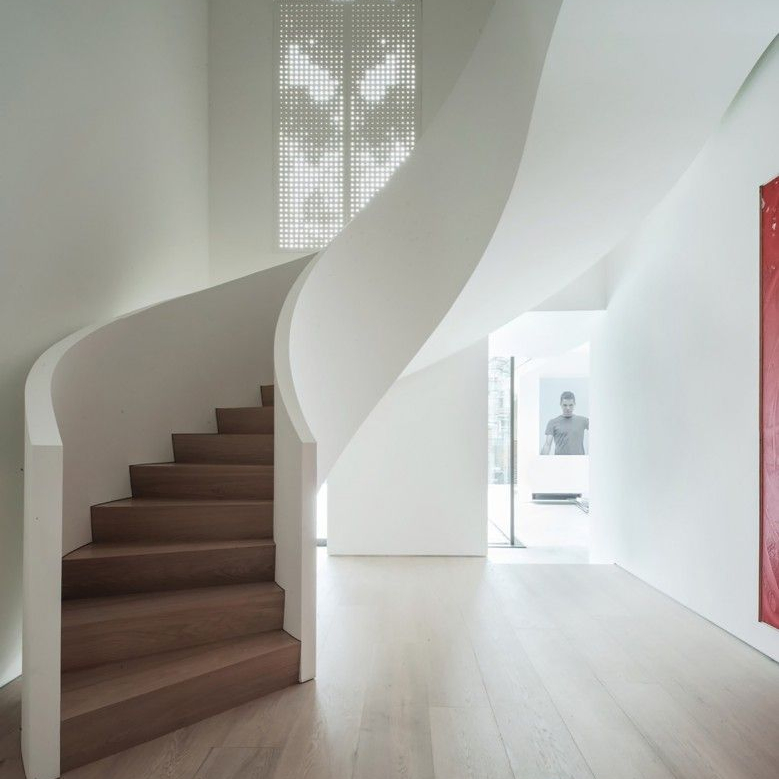 Solid Wooden Steps Curved Staircase Metal Railing