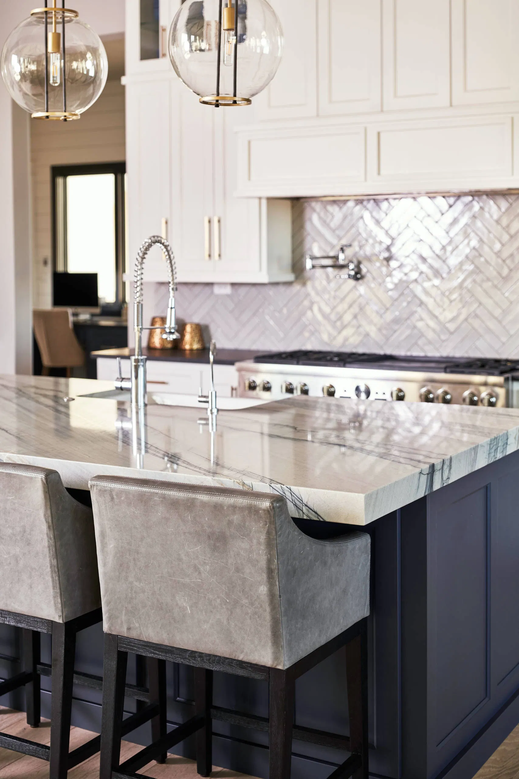 Guangzhou Plywood Carcass Solid Wood Walnut Door White Paint Kitchen Island