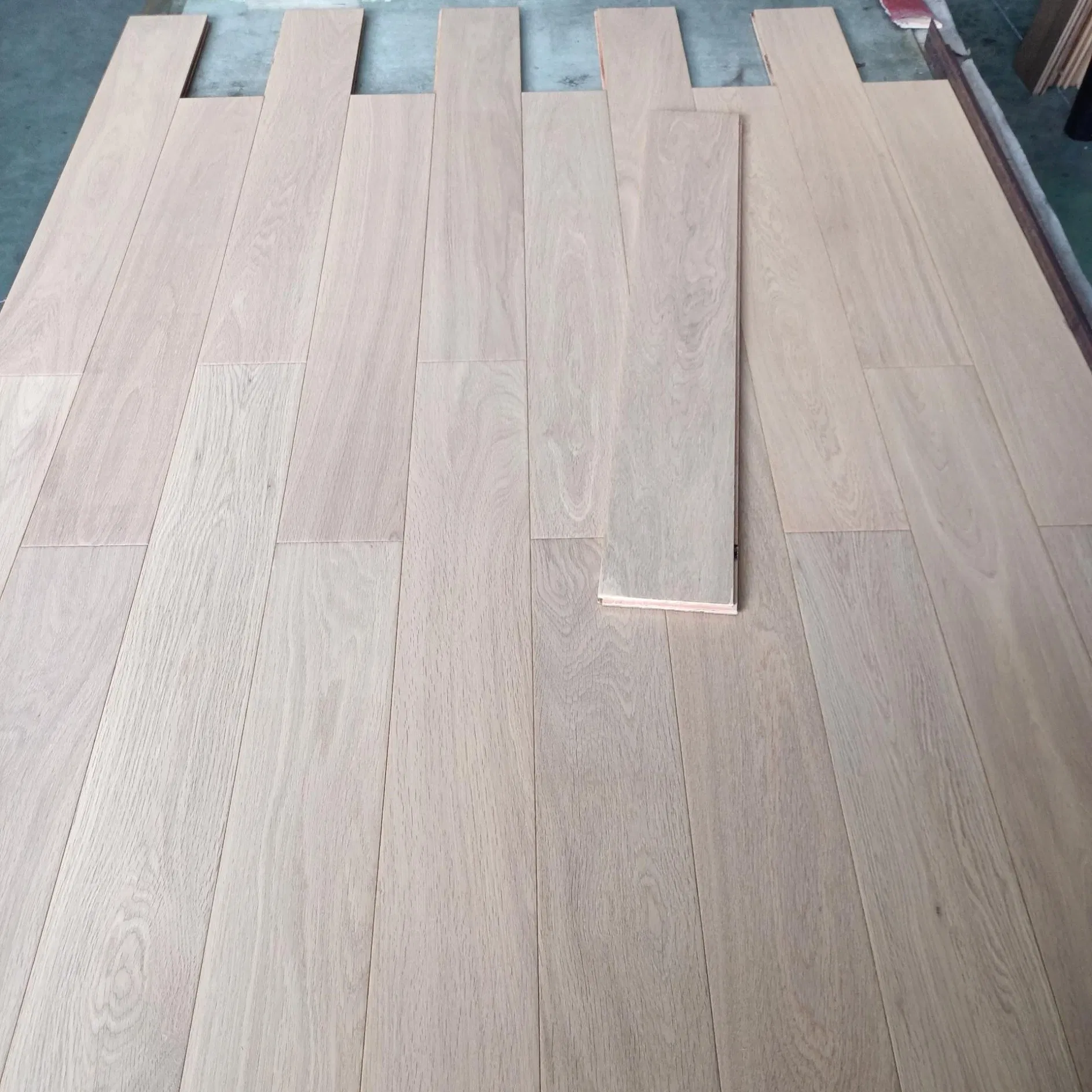 Easy Installation Tongue and Groove Timber Solid Wood Flooring Hardwood White Oak Engineer Wood Flooring