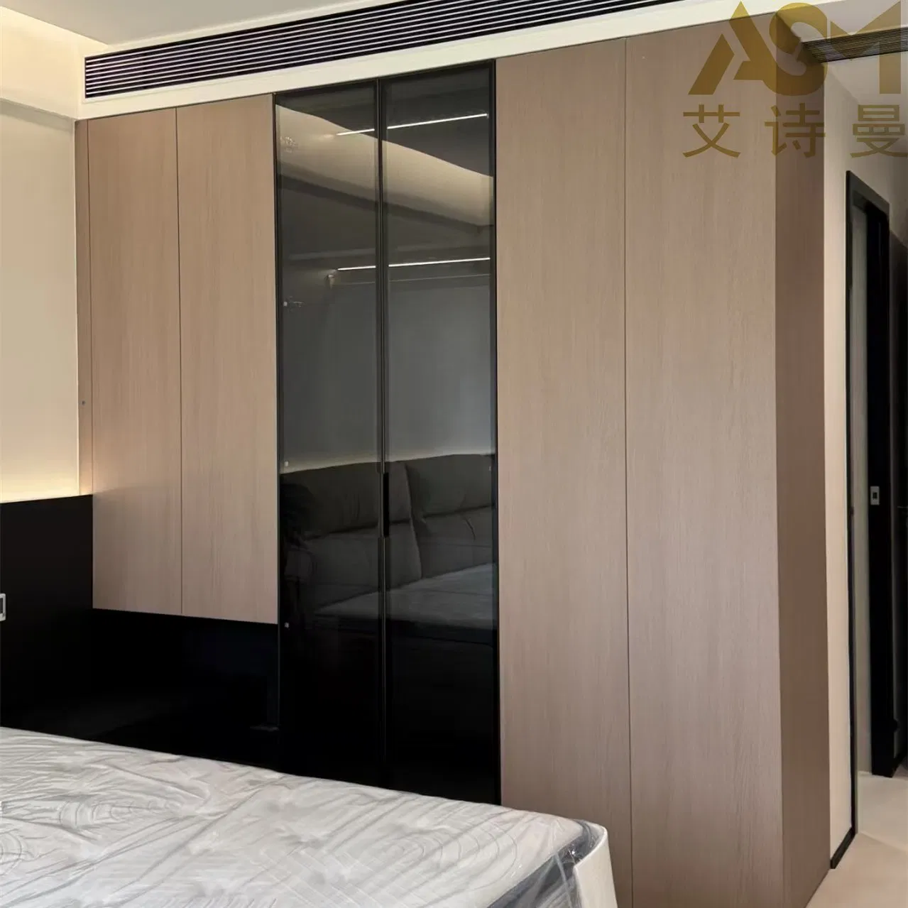 Customizable Wardrobe System with Aluminum Sliding Glass Doors and a Central Dressing Table Bedroom Hotel Room Sliding Wardrobe