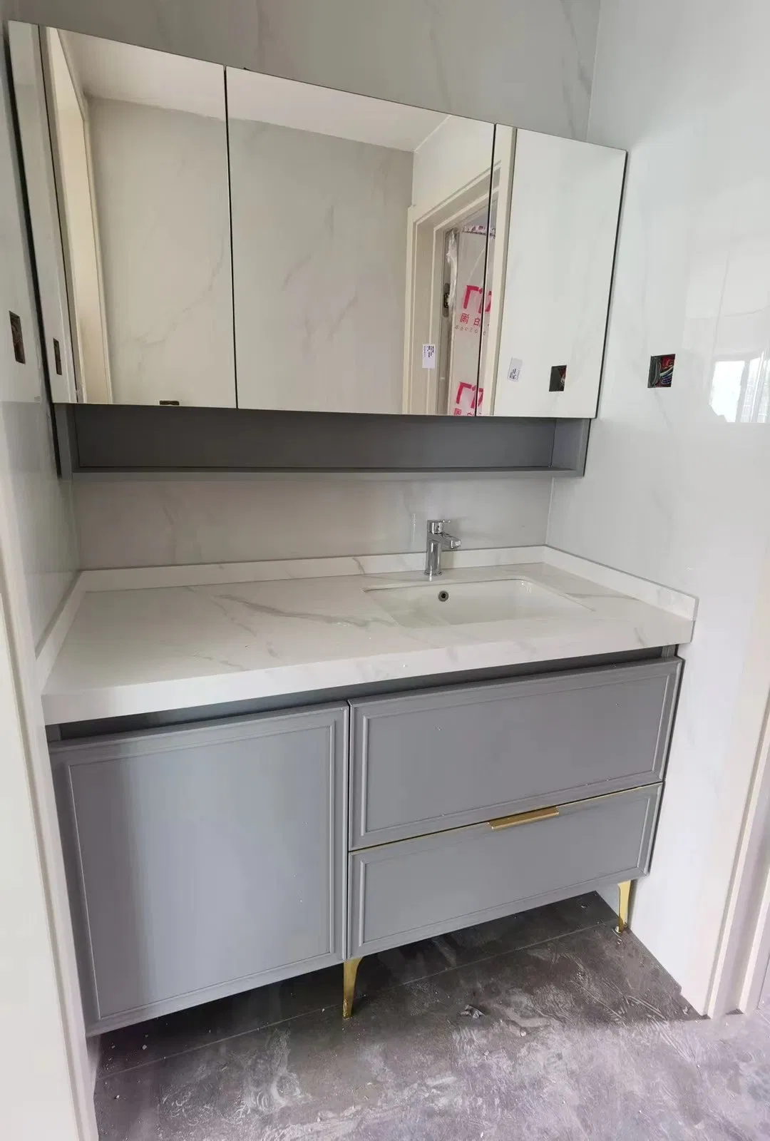 Ss6074 Bathroom Vanity Unit with LED Lighted Mirror Cabinet