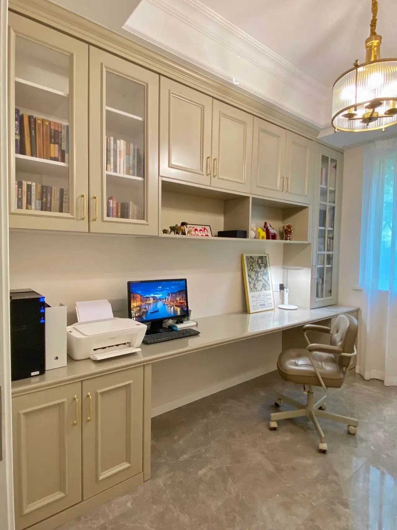 OEM Modern Solid Wood Bookcase Antique Furniture Bookshelf with Window