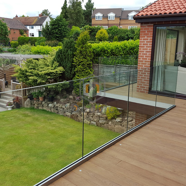 Apartment Staircase U Channel Glass Railing with Wood Tube Handrail