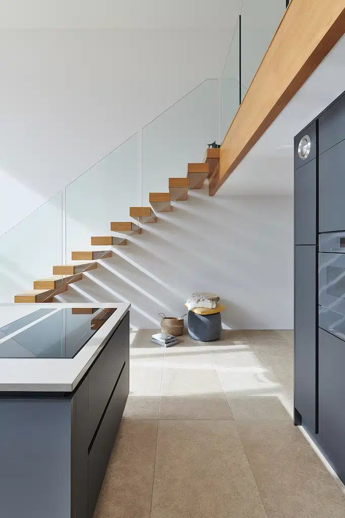 Cbmmart Wood LED Light Floating Staircase Steel Stringer Stairs Tempered Glass Railing