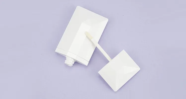 Flat Thin 4G White Plastic Lip Gloss Tube Private Label Cosmetic Packaging