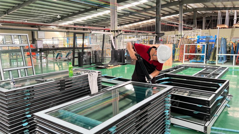 Automated Structural Adhesive Gluing for Core Layer Bonding