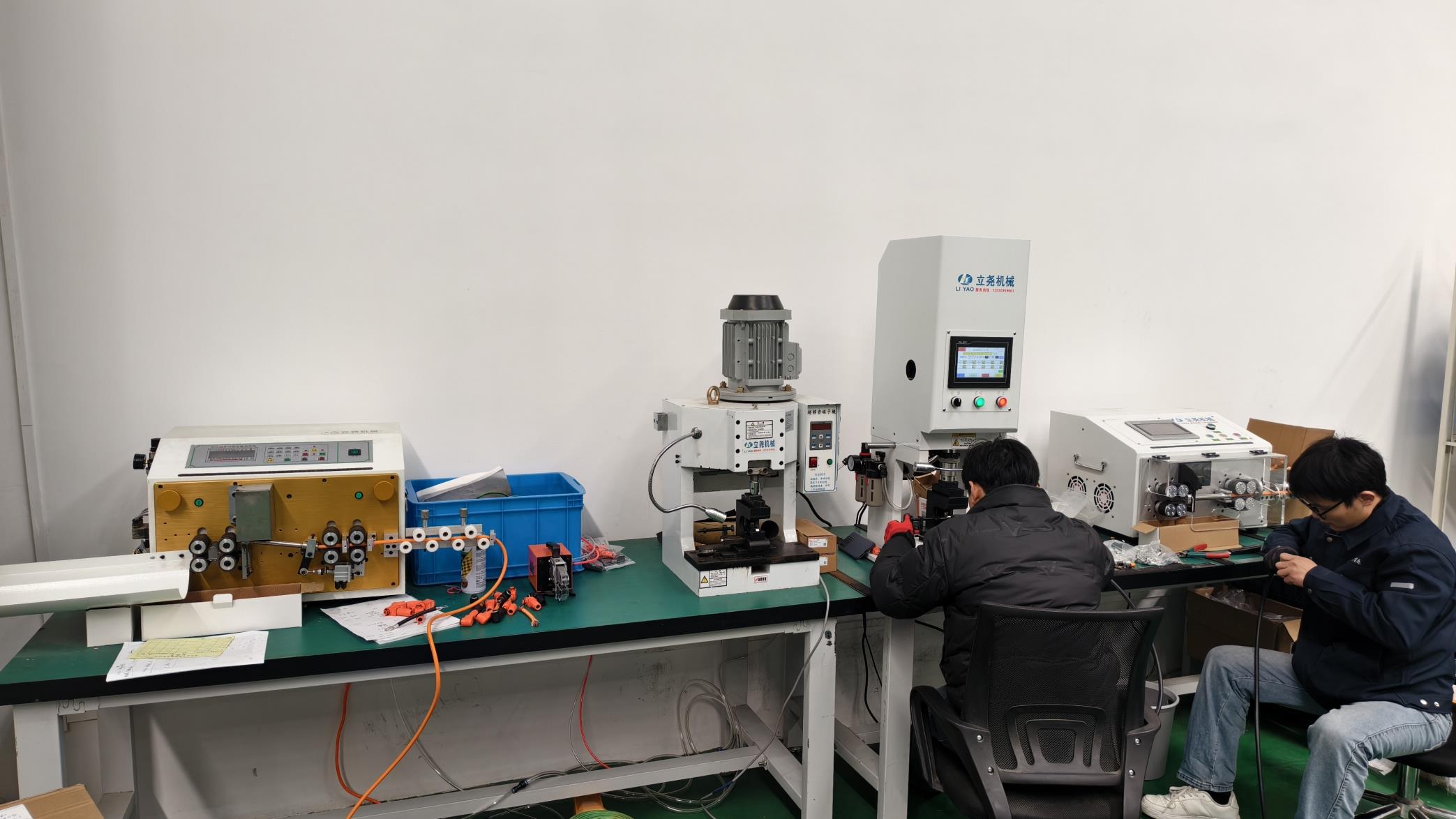 Automatic precision wire stripper