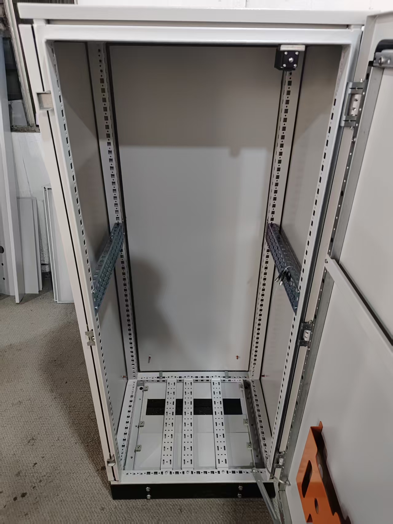 IP65 Customized Waterproof 42u Lithium 48v 100ah Rack Outdoor New Power Solar Panel Battery Cabinet