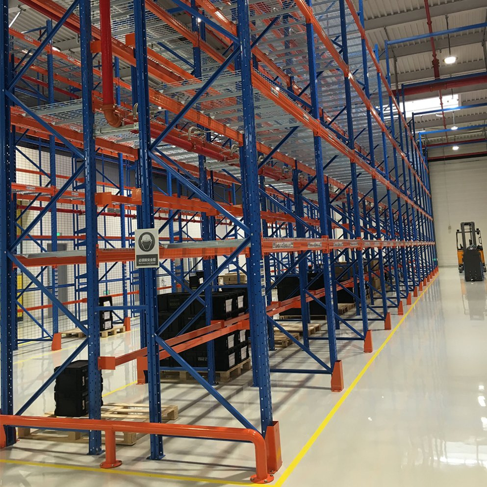 First in First out Pallet Racking with Wire Mesh Decking and Safety Barrier
