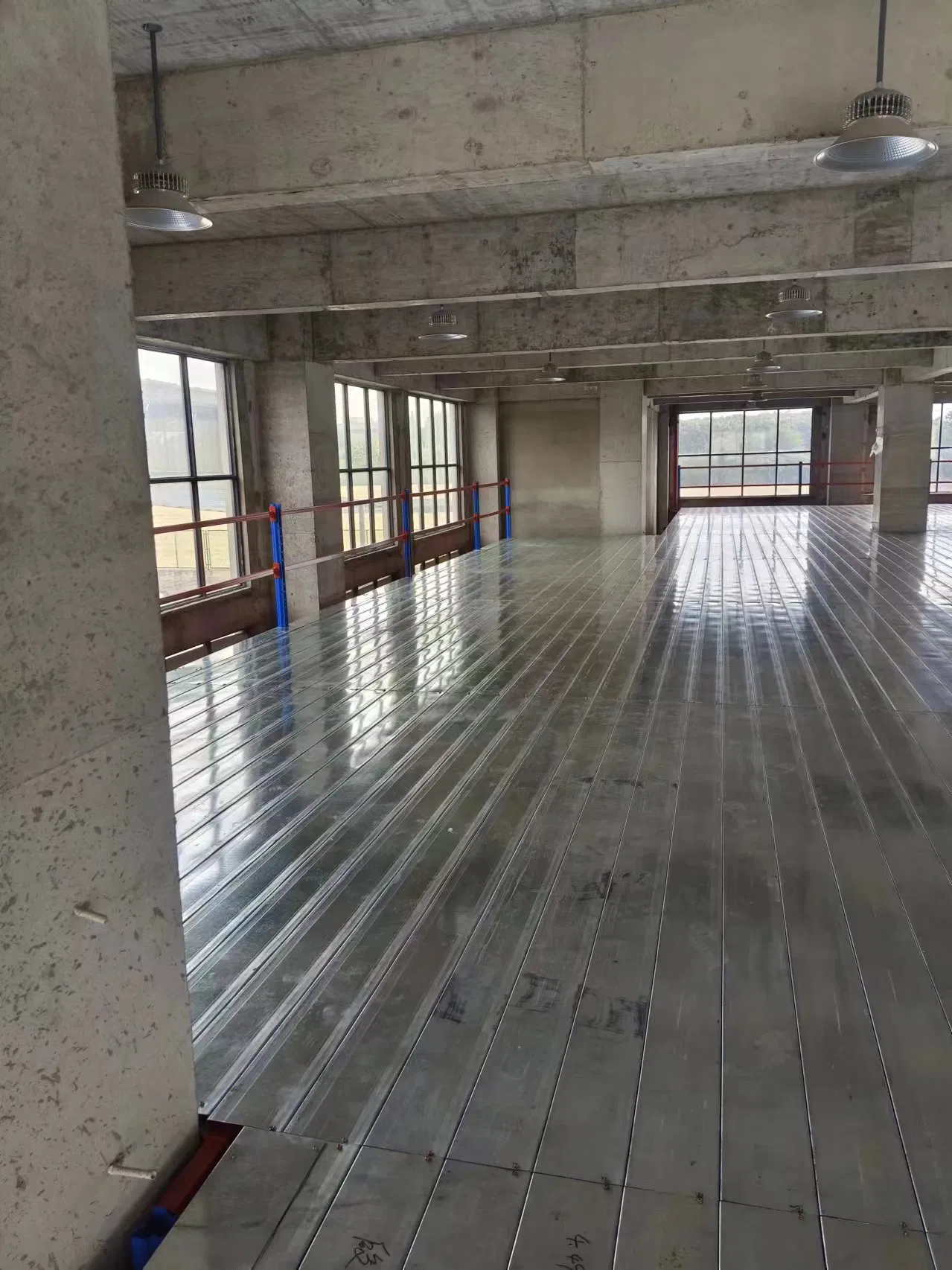 Anti-Vibration Steel Platform Mezzanine Rack with Shock-Absorbent Structure &amp; Fall-Protection Safety Railings for Heavy Machinery Parts Storage