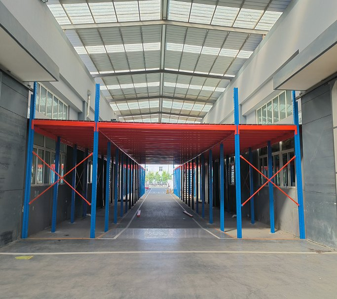Anti-Vibration Steel Platform Mezzanine Rack with Shock-Absorbent Structure &amp; Fall-Protection Safety Railings for Heavy Machinery Parts Storage