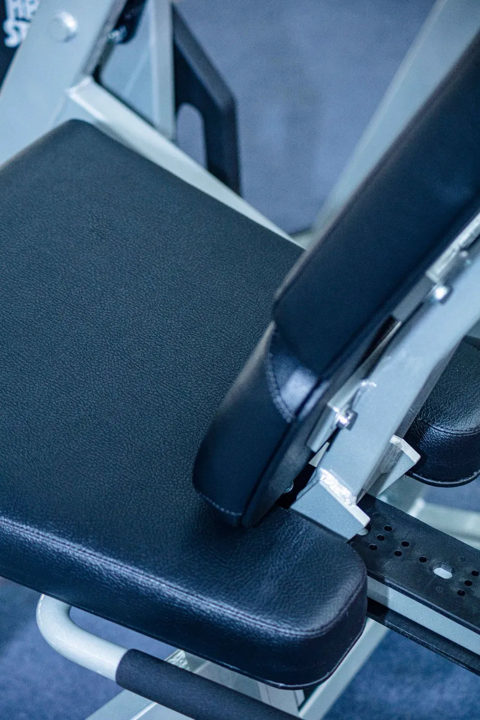 High-Tech Independent Chest Press with Ergonomic Design Transform Your Workout with The High-End Independent Motion Chest Press Trainer, Engineered for Versatil