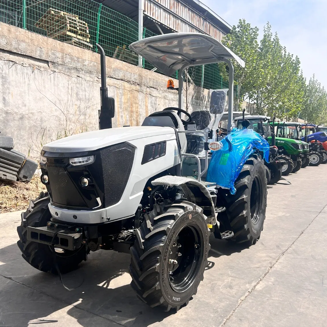 39HP 70HP 125HP CE Certified Tractor Factory Direct Trustworthy Eco-Conscious Performance