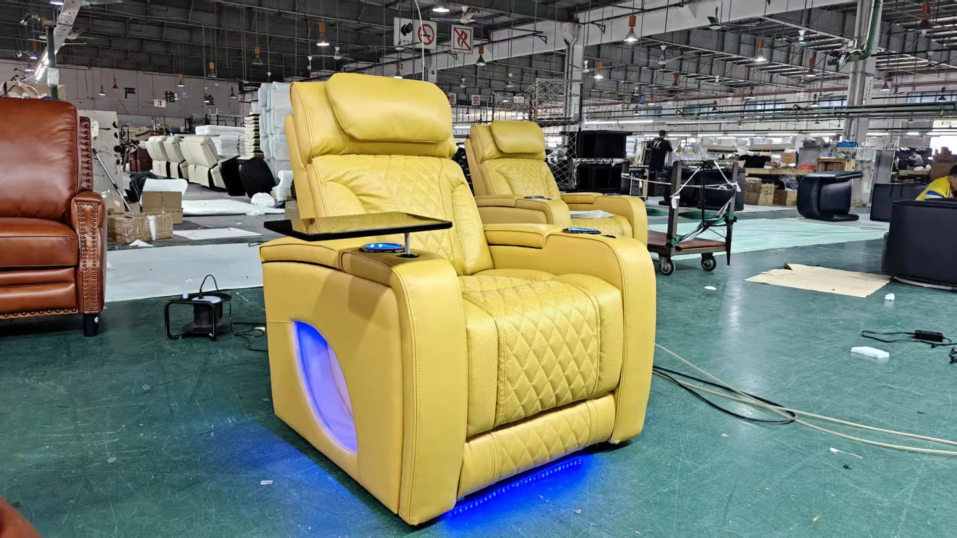 Customizable Microfiber Cinema Lounge Sofa Stain Resistant Coating Manual Recline Home Seating