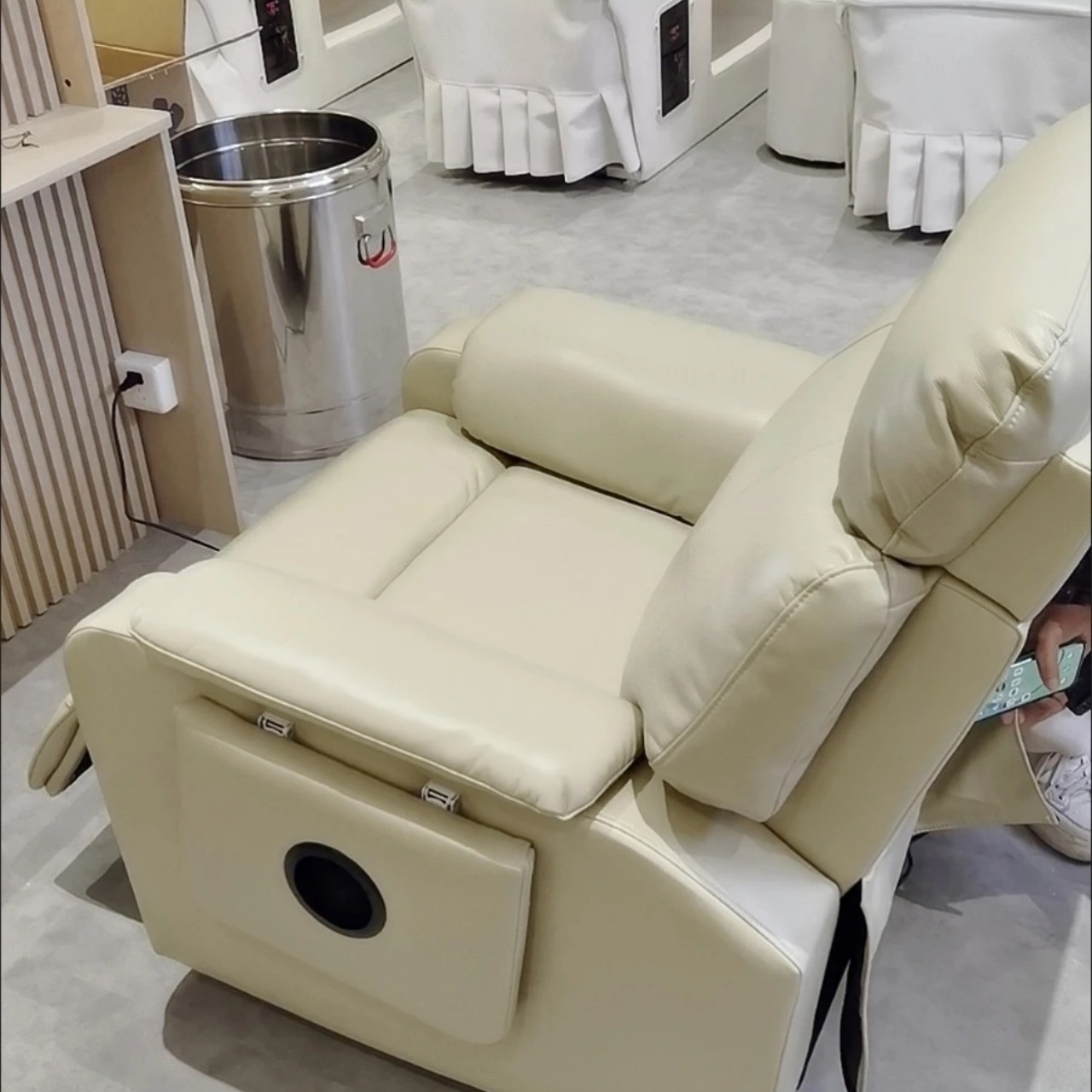 1688 Modern Living Room Multifunctional Smart Electric Recliner Single Leather Sofa Leisure Chair Leather Reclining