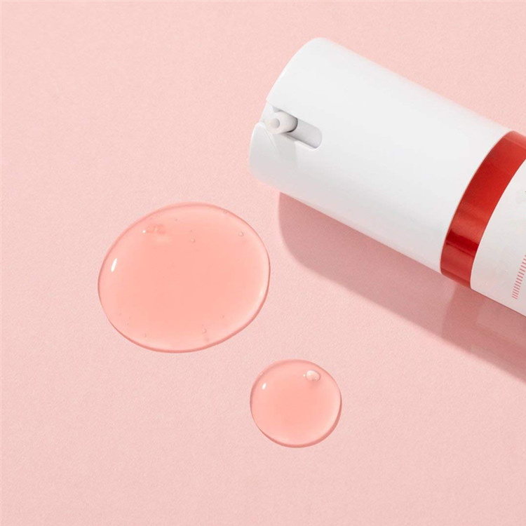 um Sérum Facial Iluminador de Vitamina C Muito Cereja com Ácido Hialurônico