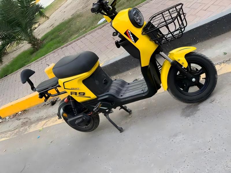 R9 cargo electric scooter basket close-up