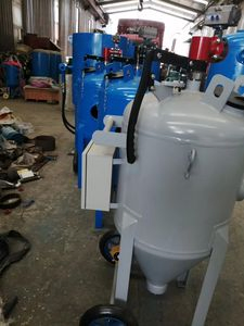 a Portable Wet Sandblasting Unit That Utilizes High Pressure for Effective Rust Removal and Dust-Free Polishing