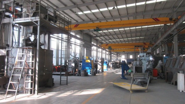 Shot peening tank for pressure vessel surface treatment