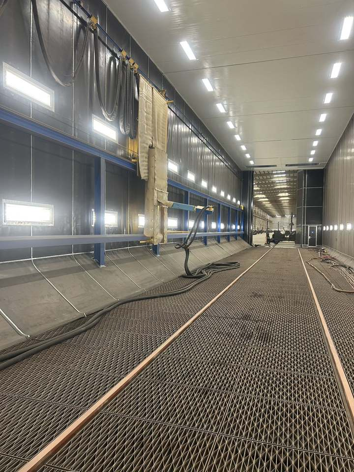 Electric Grinder Steel Sandblasting Chamber, Equipped with Dust Removal and Abrasive Recovery System.