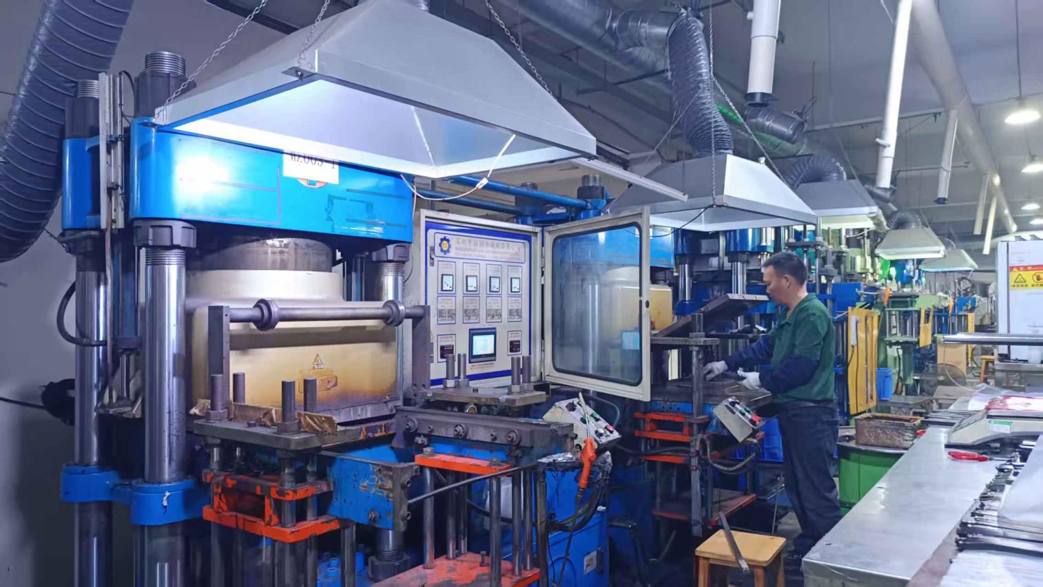 Molding and injection equipment for automotive pipe parts